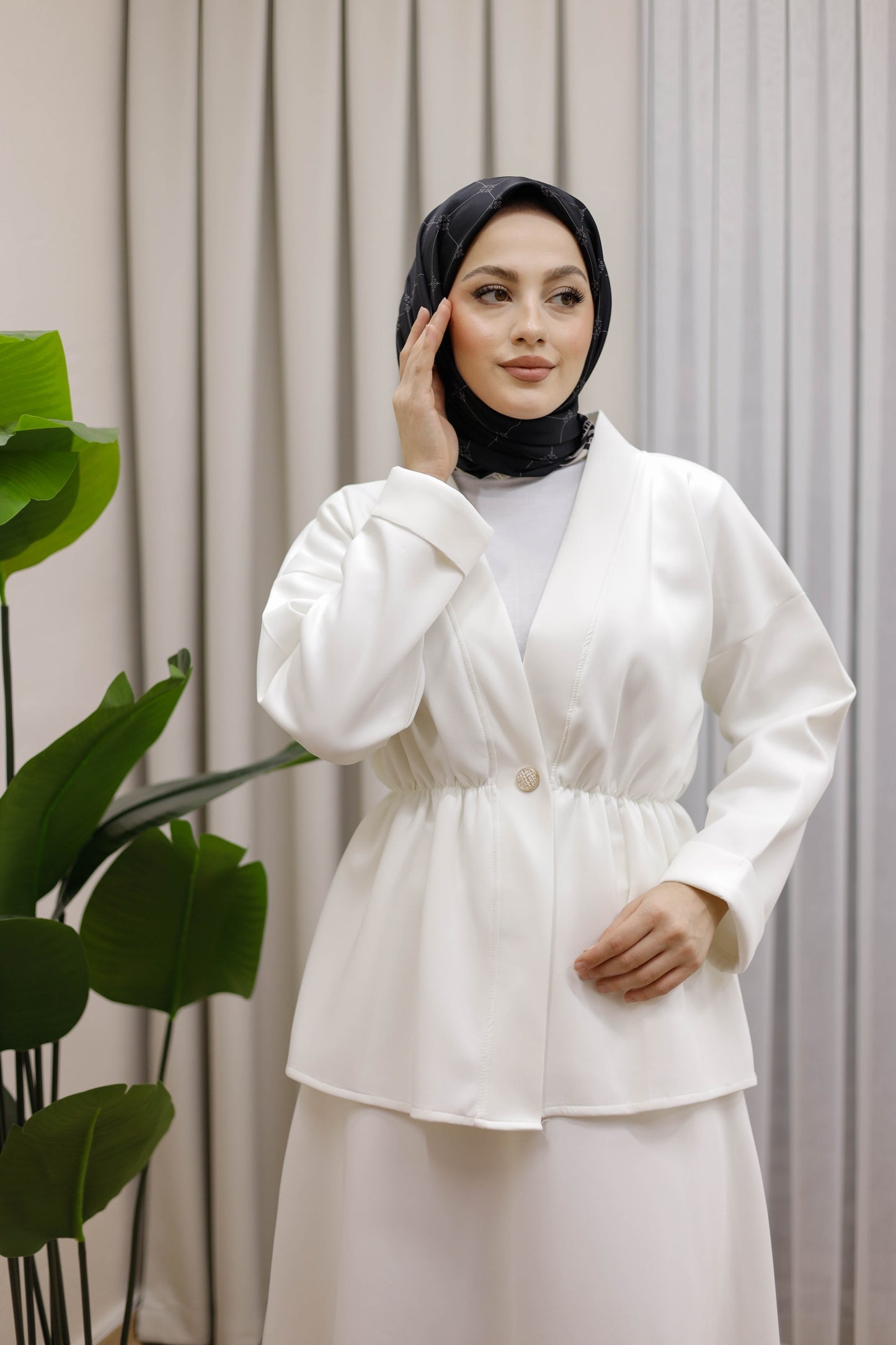 Bel Büzgülü Önü Düğme Detaylı Tesettür Takım - Beyaz