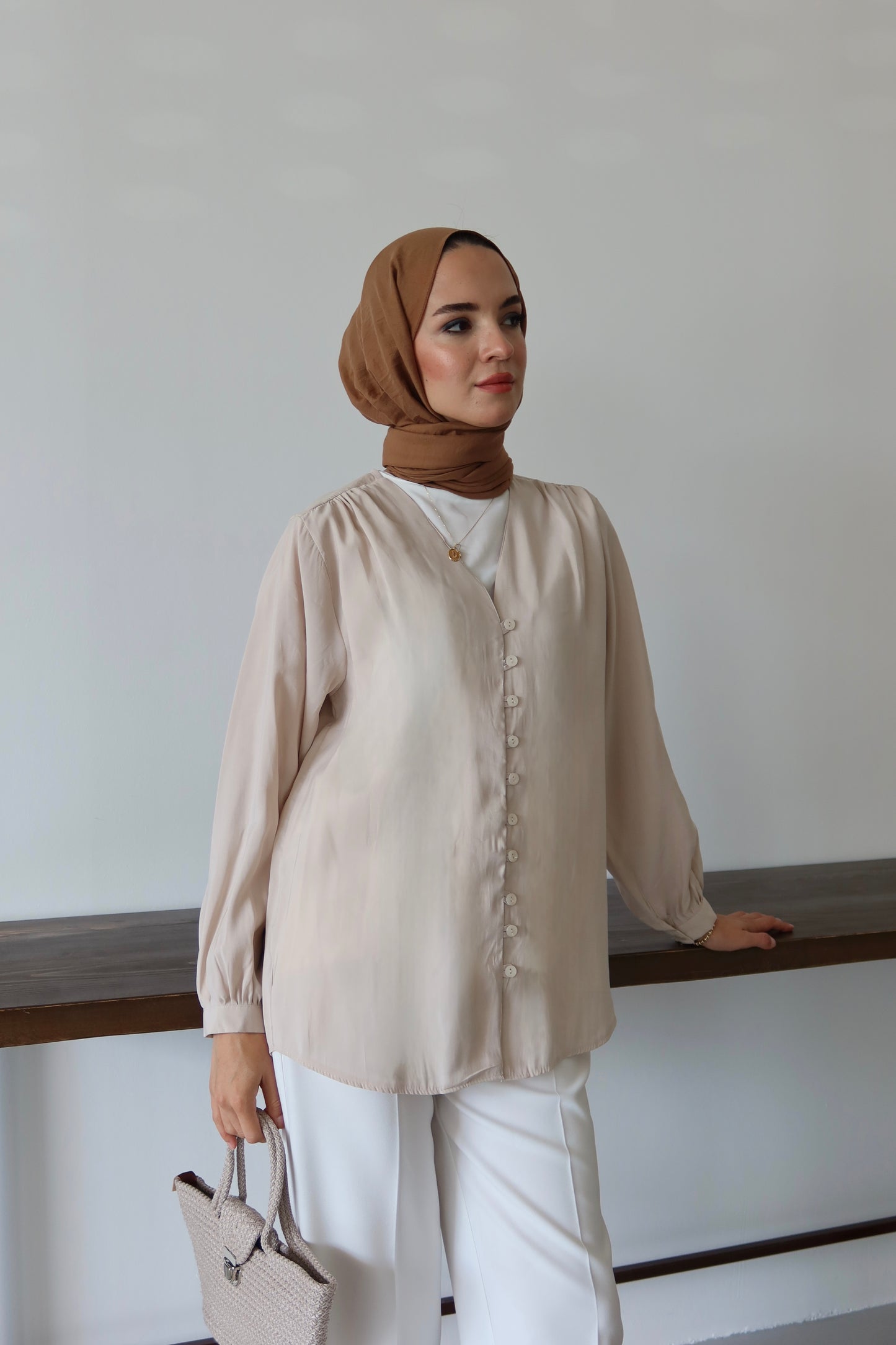 V Yaka Önü Düğme Detaylı Tesettür Gömlek - Bej