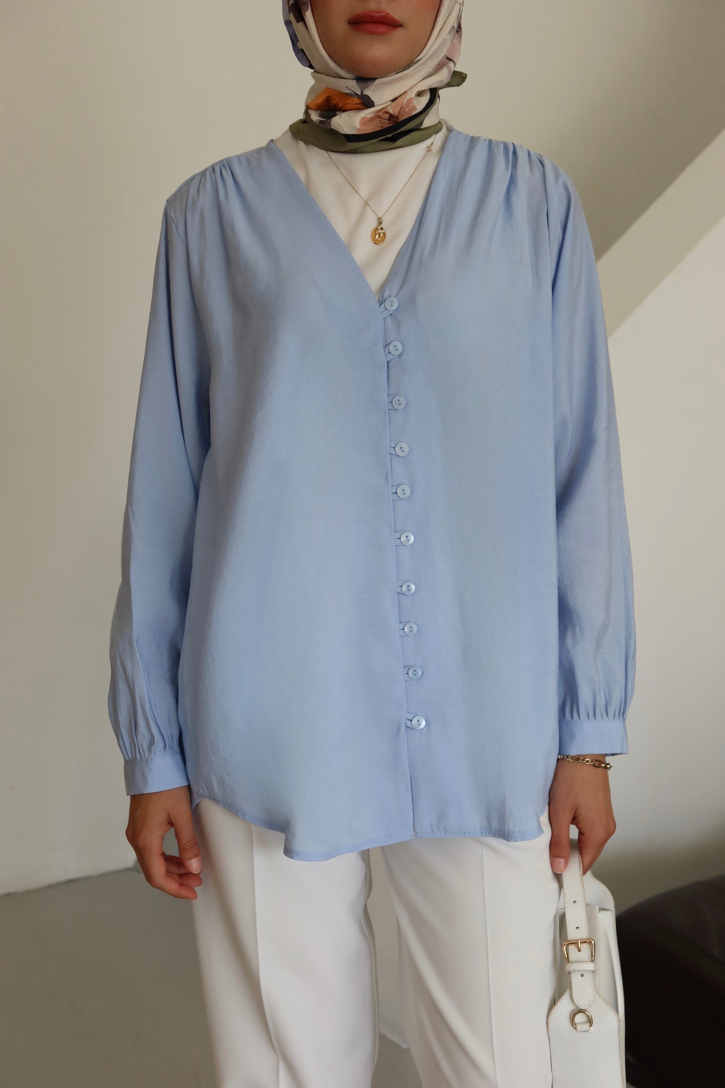 V Yaka Önü Düğme Detaylı Tesettür Gömlek - Mavi