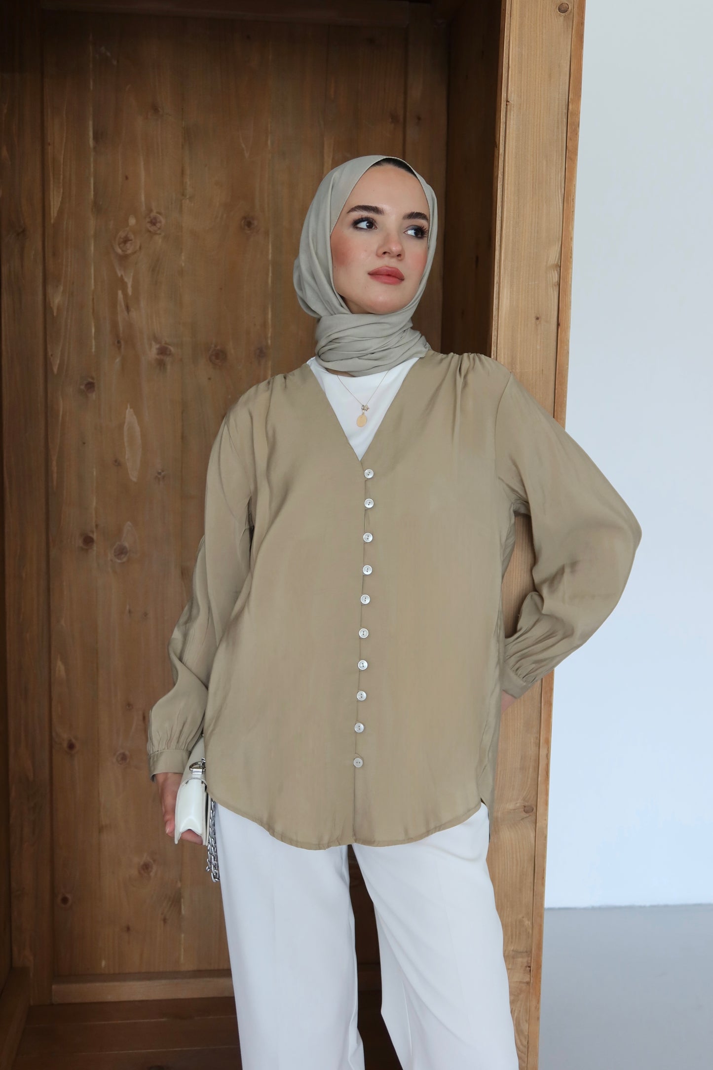 V Yaka Önü Düğme Detaylı Tesettür Gömlek - Yeşil