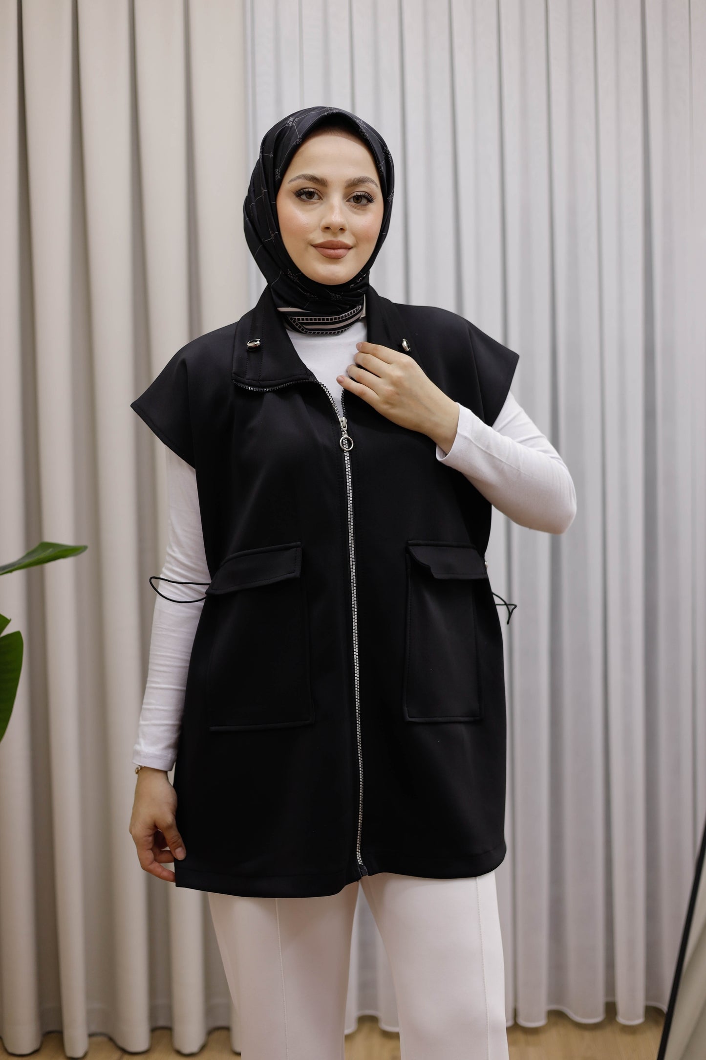 Fermuarlı Ve Çift Cepli Yelek - Siyah