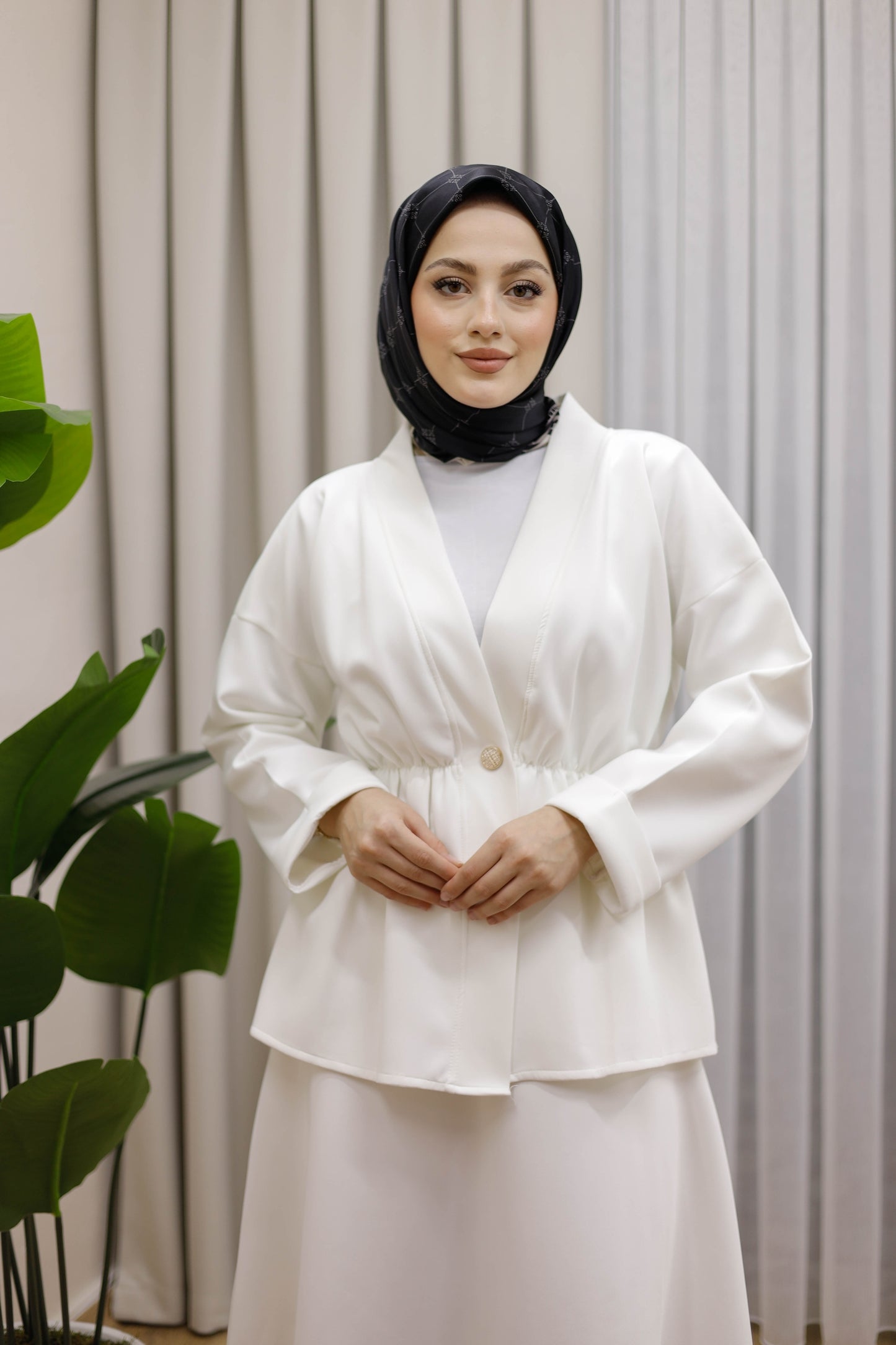 Bel Büzgülü Önü Düğme Detaylı Tesettür Takım - Beyaz