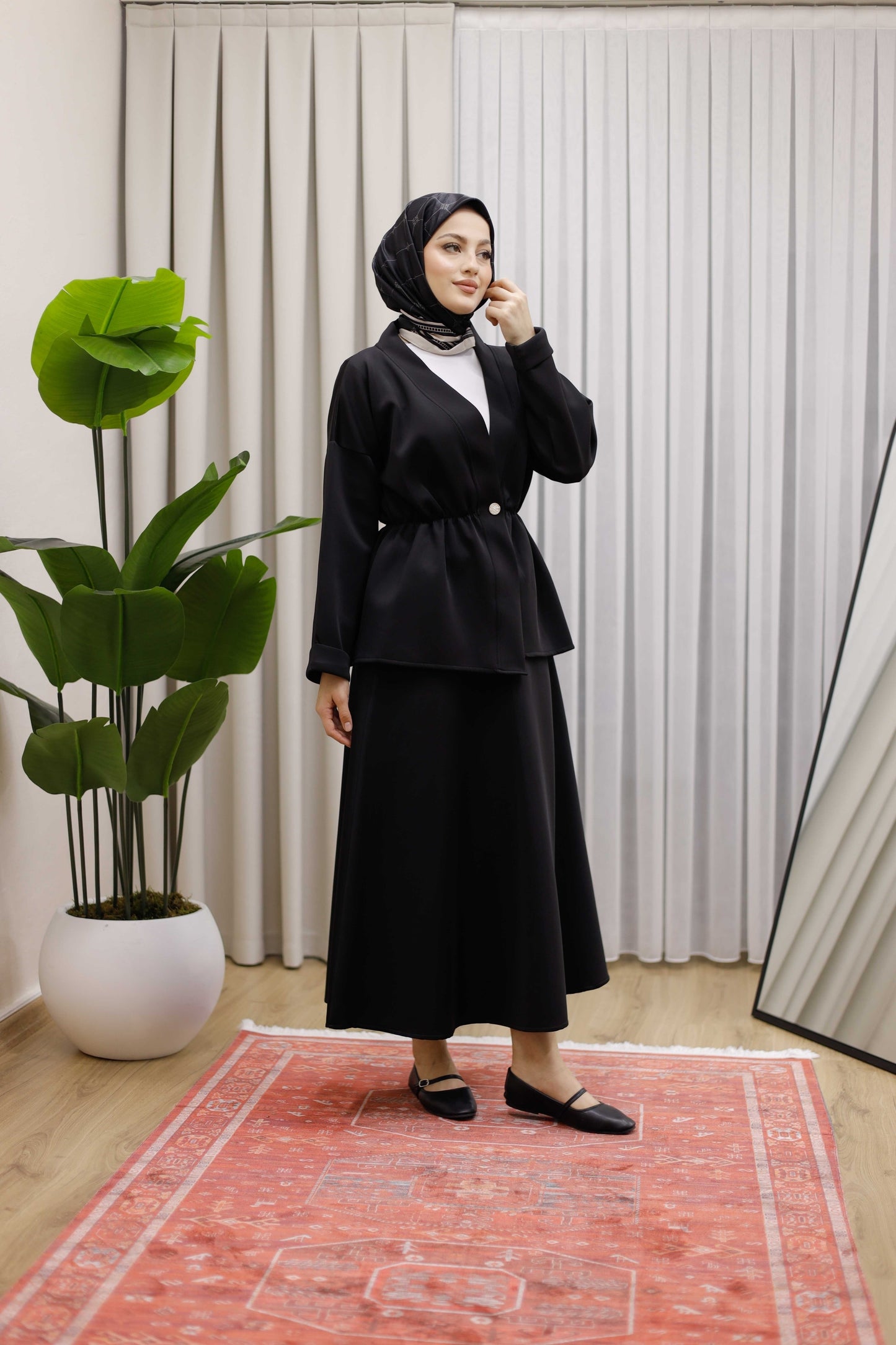 Bel Büzgülü Önü Düğme Detaylı Tesettür Takım - Siyah