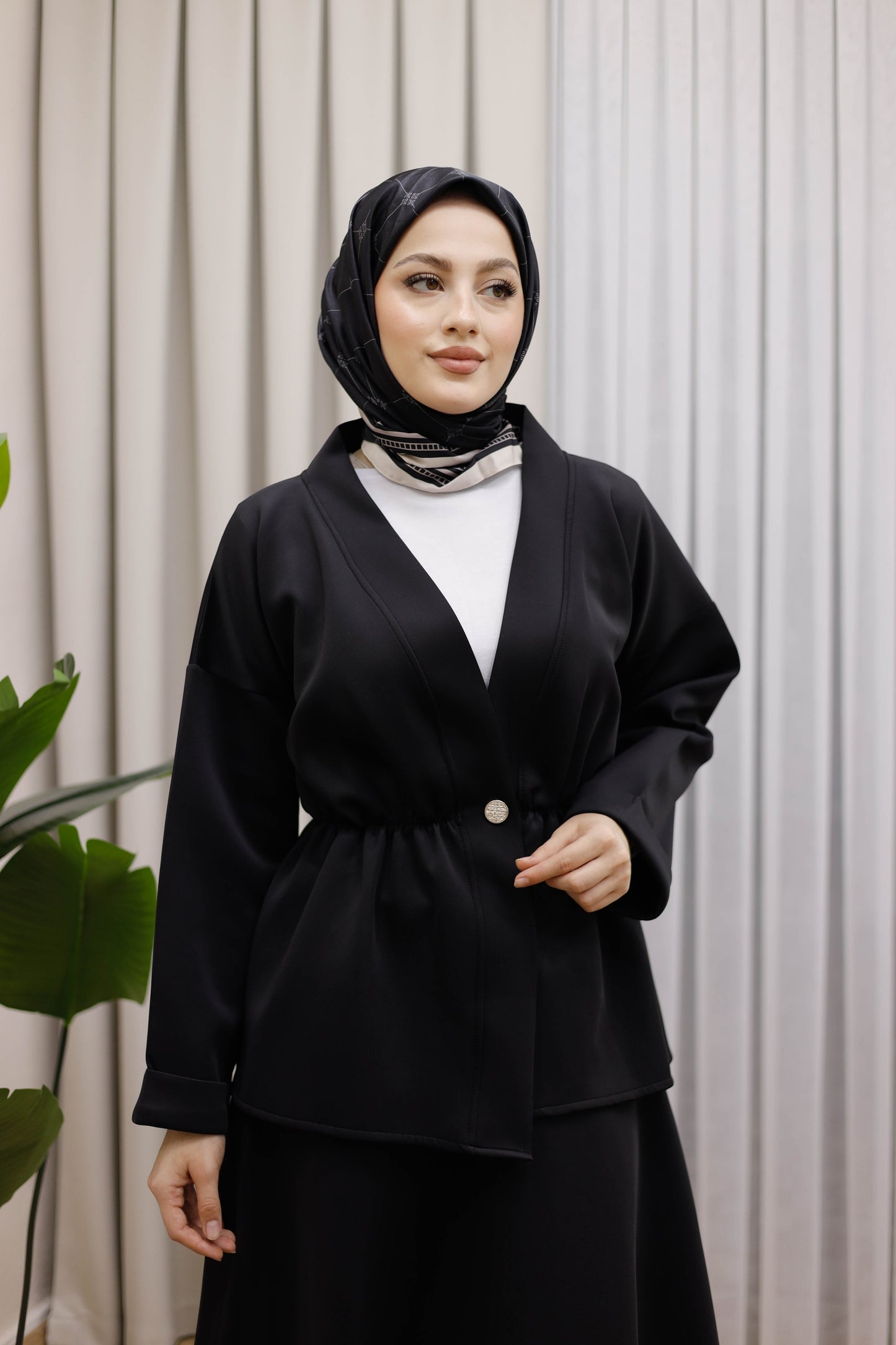 Bel Büzgülü Önü Düğme Detaylı Tesettür Takım - Siyah