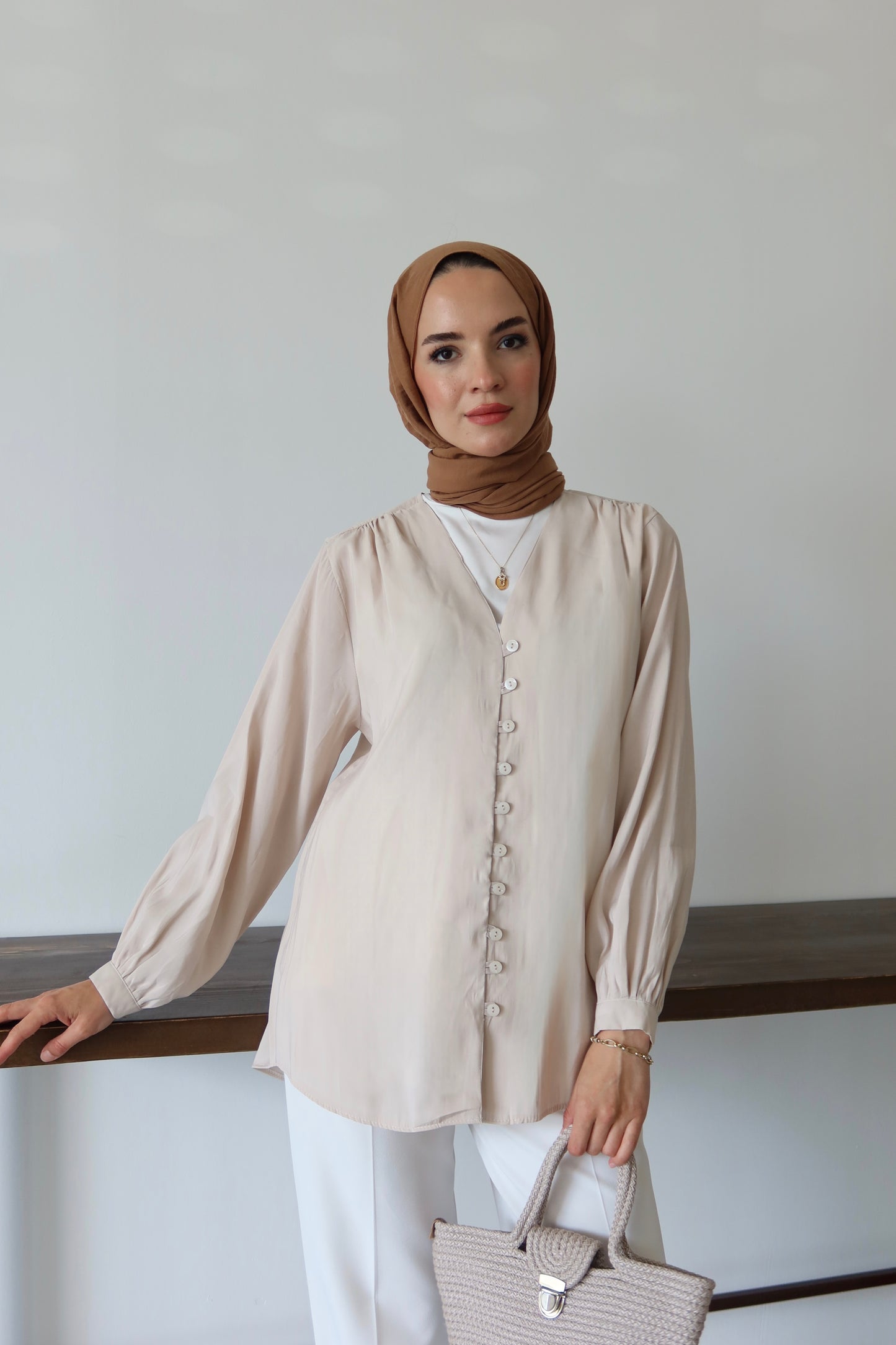 V Yaka Önü Düğme Detaylı Tesettür Gömlek - Bej