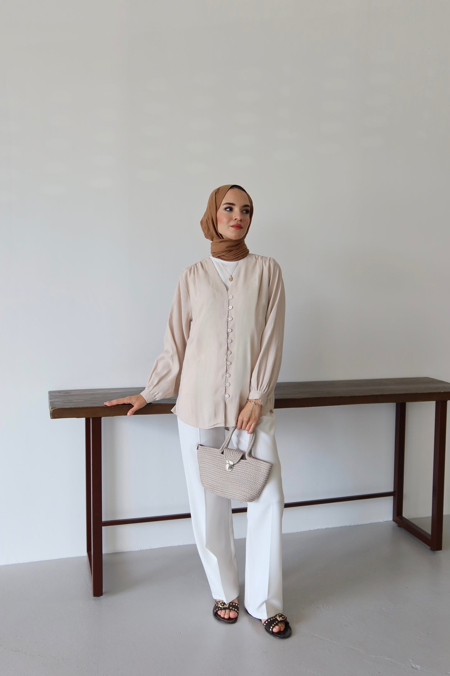 V Yaka Önü Düğme Detaylı Tesettür Gömlek - Bej