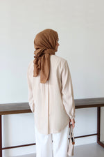 V Yaka Önü Düğme Detaylı Tesettür Gömlek - Bej