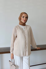 V Yaka Önü Düğme Detaylı Tesettür Gömlek - Bej