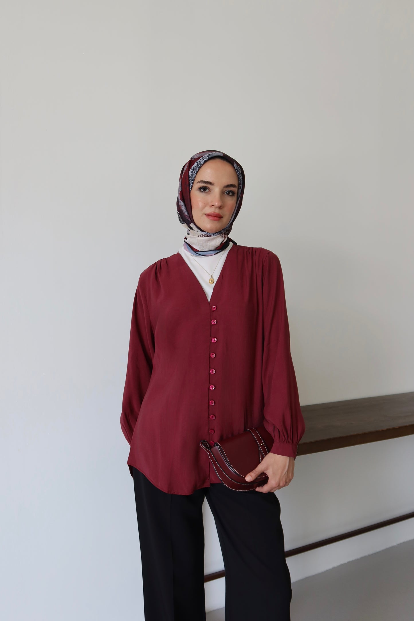 V Yaka Önü Düğme Detaylı Tesettür Gömlek - Bordo