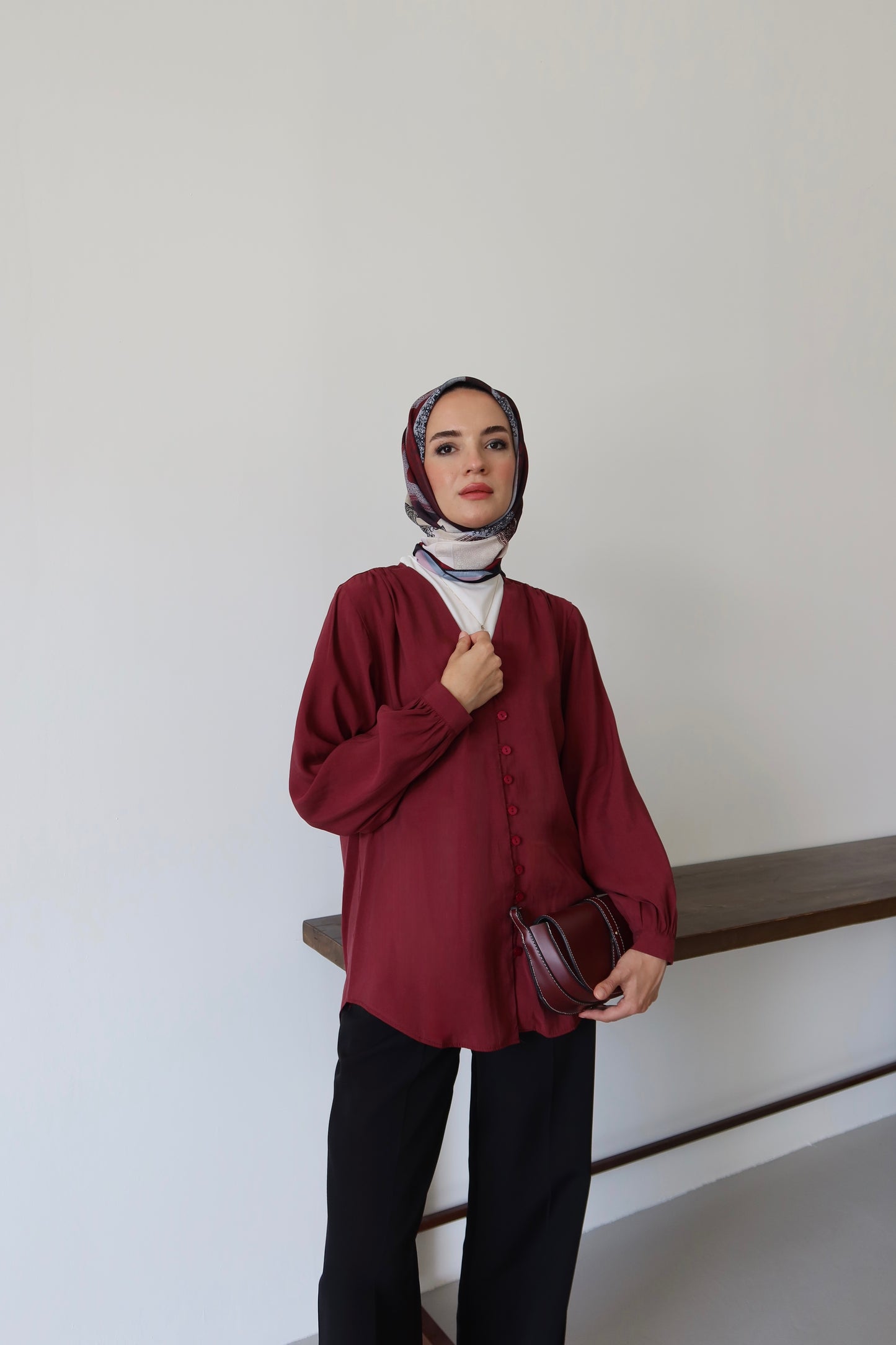 V Yaka Önü Düğme Detaylı Tesettür Gömlek - Bordo