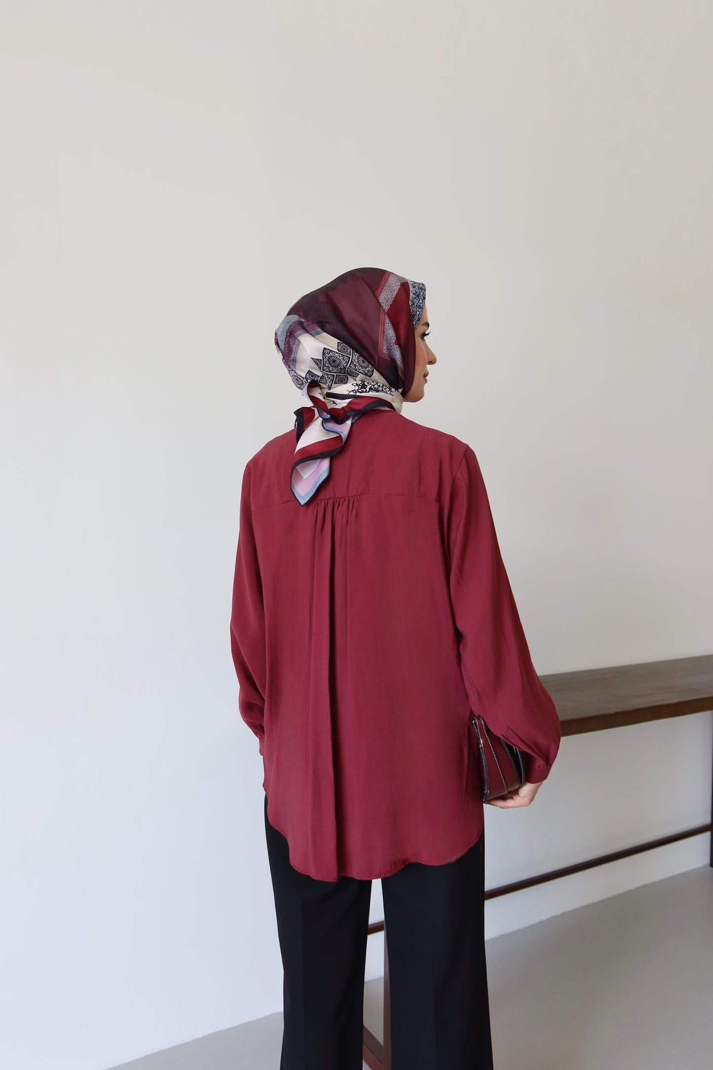 V Yaka Önü Düğme Detaylı Tesettür Gömlek - Bordo