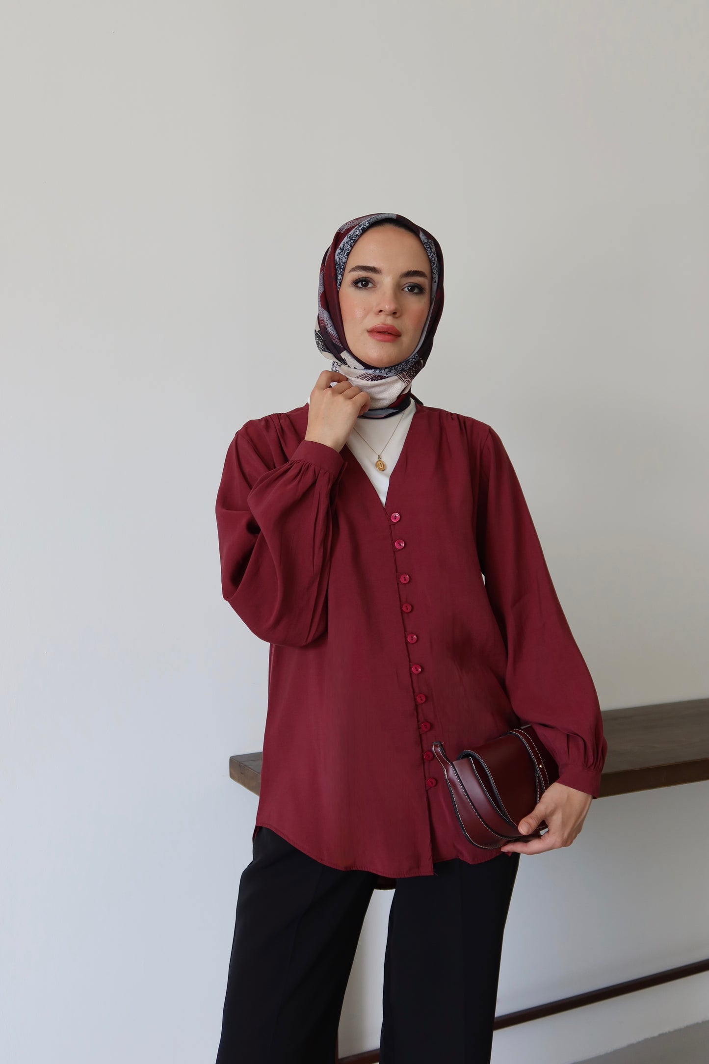 V Yaka Önü Düğme Detaylı Tesettür Gömlek - Bordo