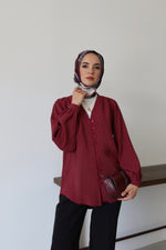 V Yaka Önü Düğme Detaylı Tesettür Gömlek - Bordo