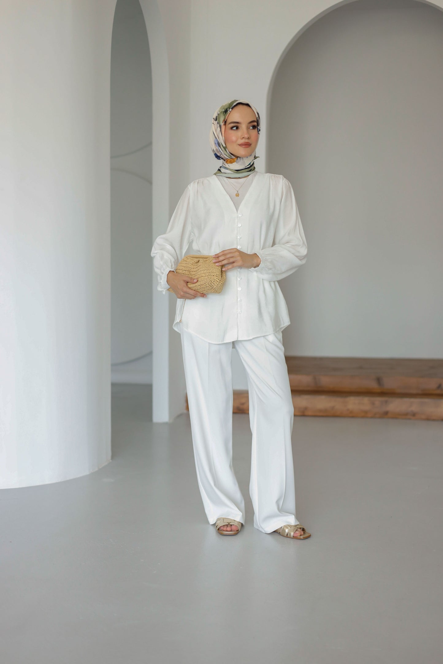 V Yaka Önü Düğme Detaylı Tesettür Gömlek - Beyaz