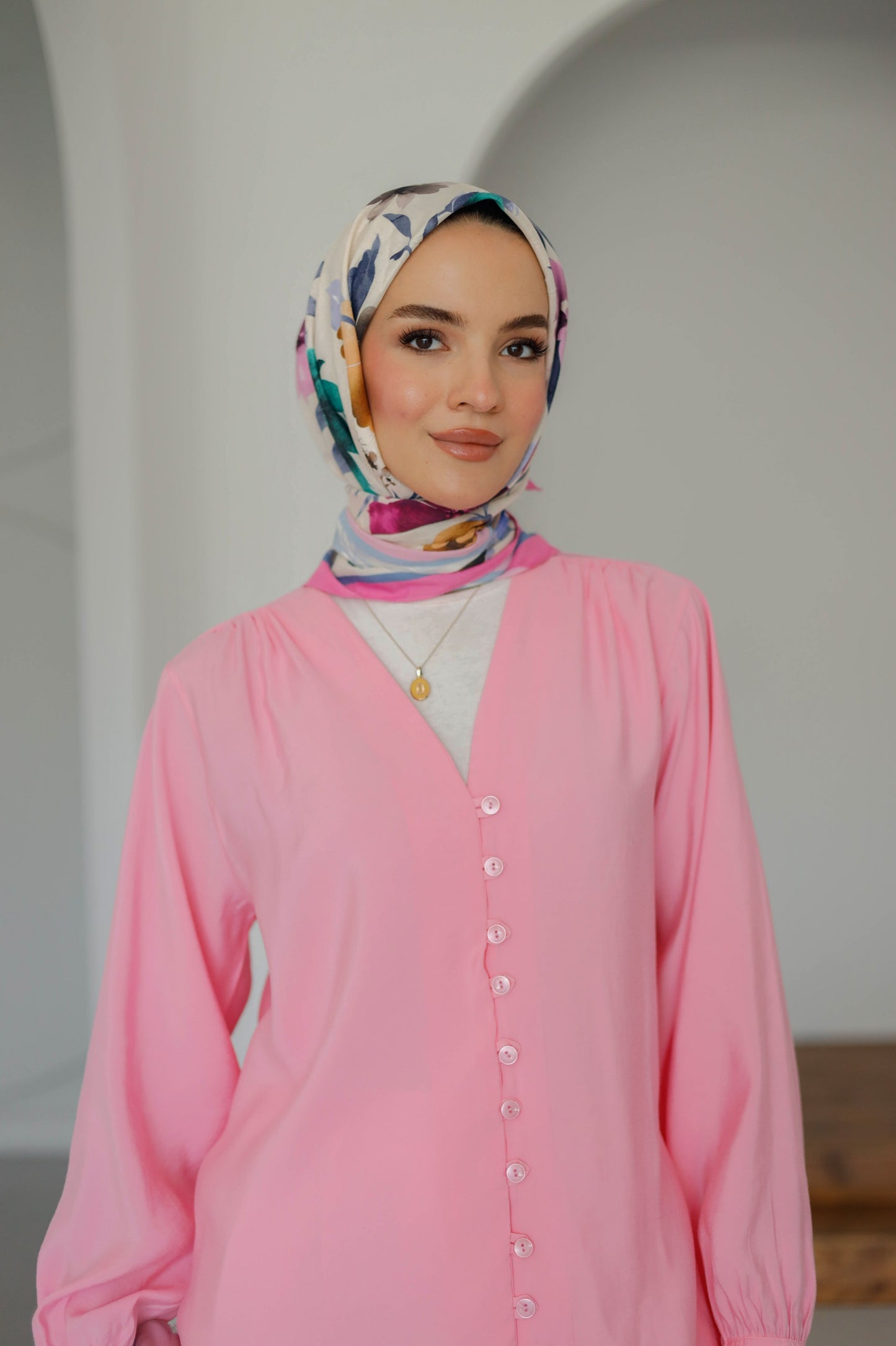 V Yaka Önü Düğme Detaylı Tesettür Gömlek - Pembe