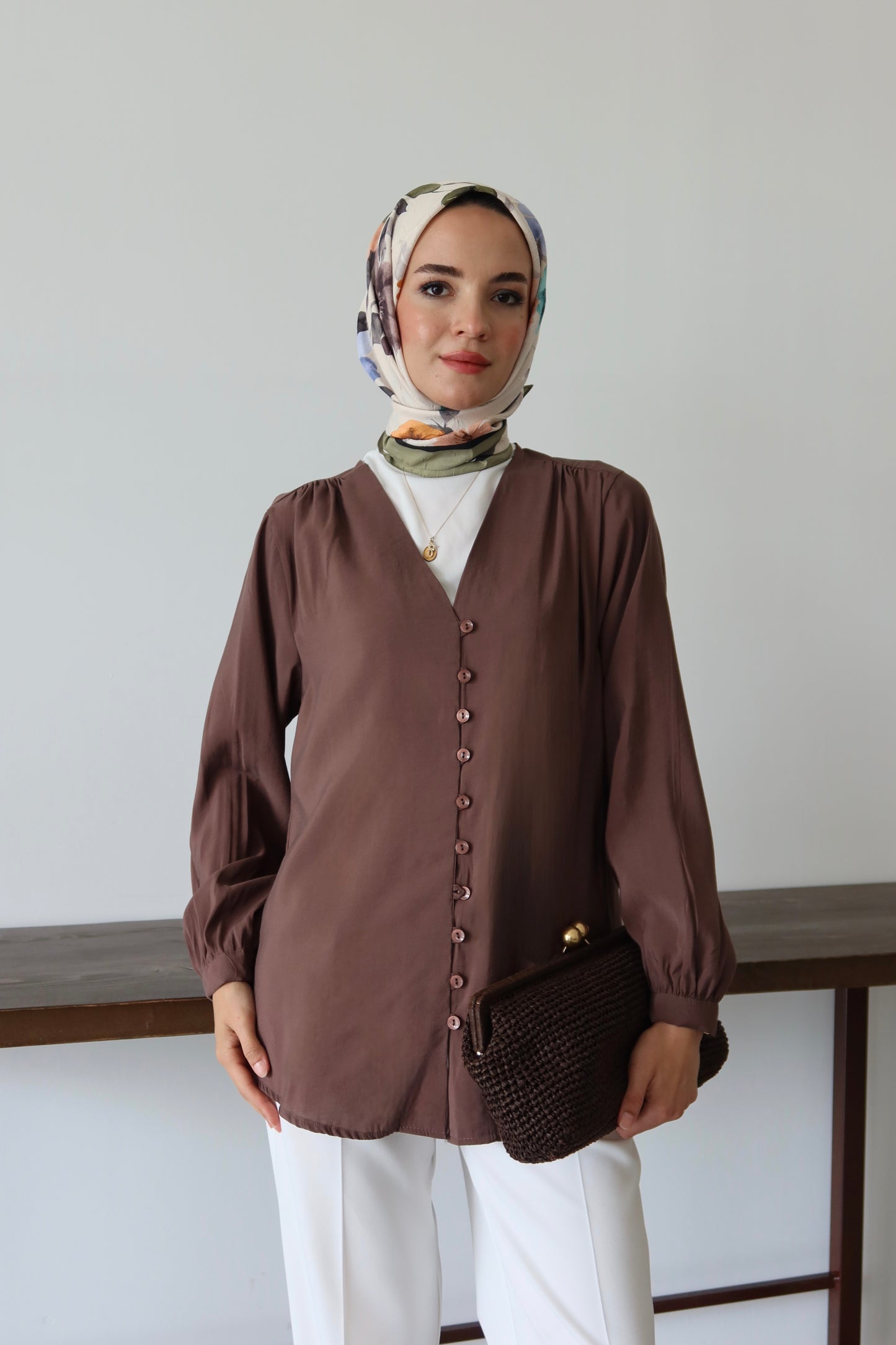 V Yaka Önü Düğme Detaylı Tesettür Gömlek - Kahverengi