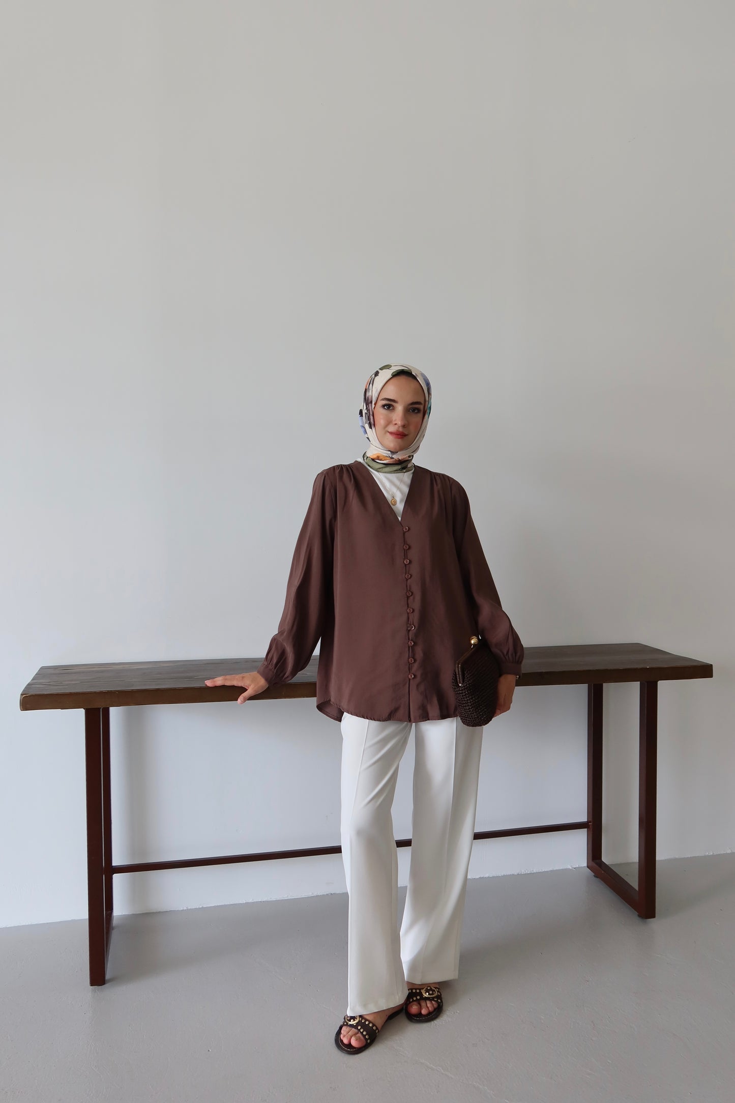 V Yaka Önü Düğme Detaylı Tesettür Gömlek - Kahverengi