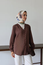 V Yaka Önü Düğme Detaylı Tesettür Gömlek - Kahverengi