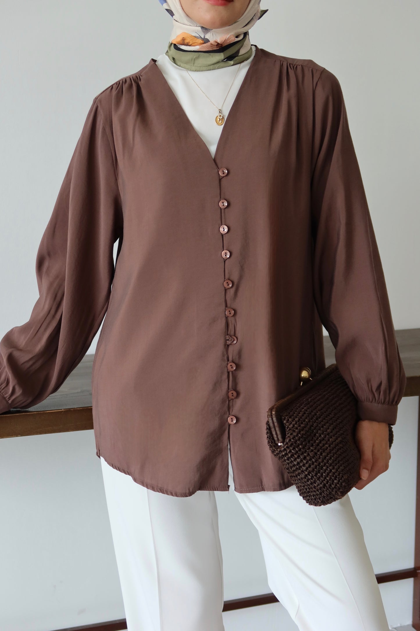 V Yaka Önü Düğme Detaylı Tesettür Gömlek - Kahverengi