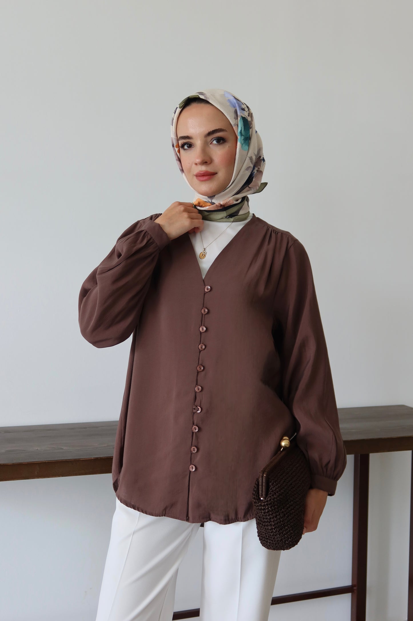 V Yaka Önü Düğme Detaylı Tesettür Gömlek - Kahverengi