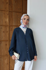 V Yaka Önü Düğme Detaylı Tesettür Gömlek - Lacivert