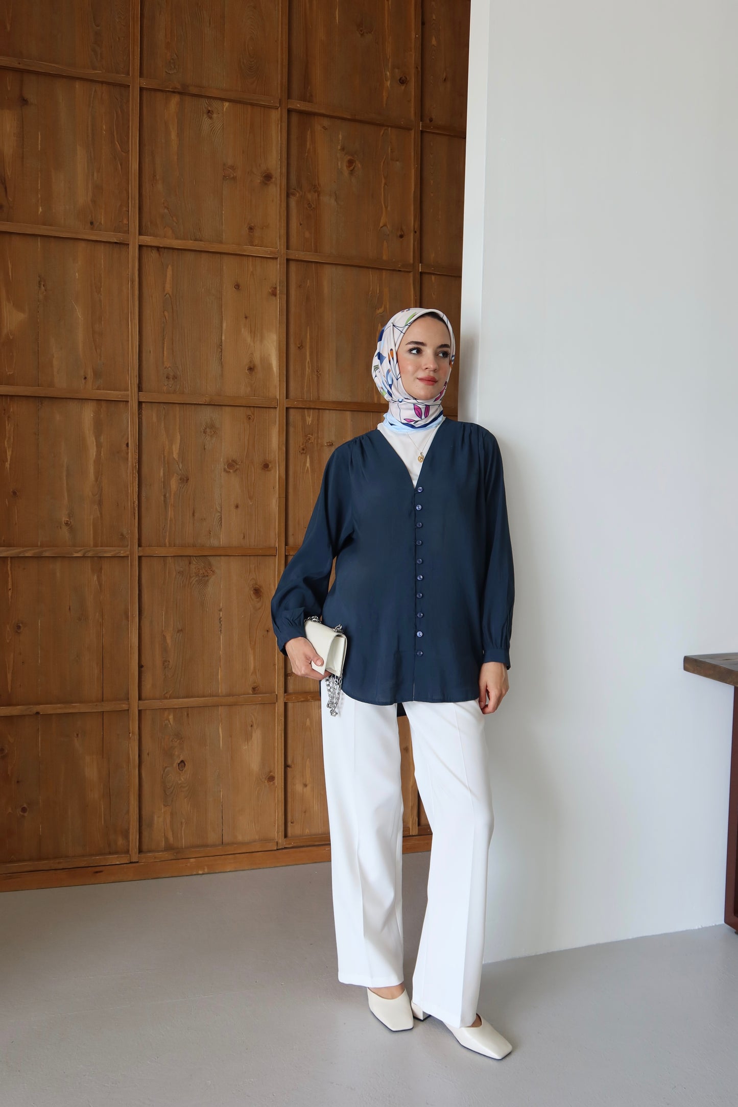 V Yaka Önü Düğme Detaylı Tesettür Gömlek - Lacivert