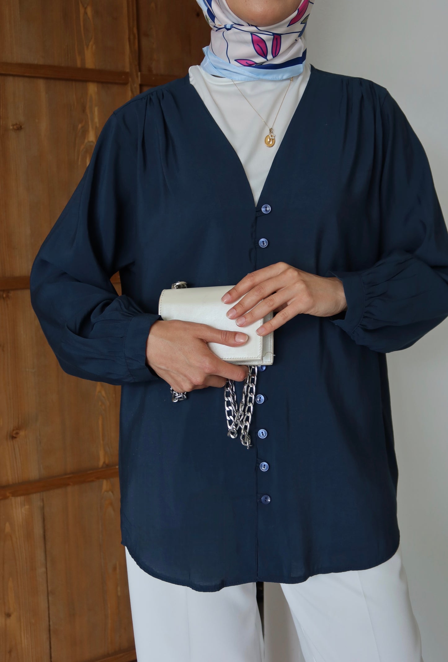 V Yaka Önü Düğme Detaylı Tesettür Gömlek - Lacivert