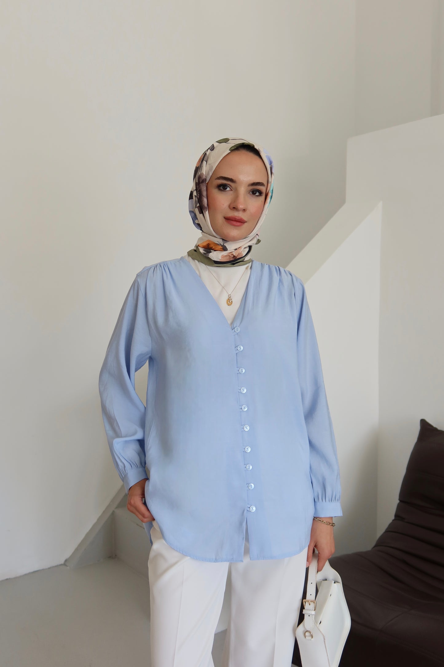 V Yaka Önü Düğme Detaylı Tesettür Gömlek - Mavi