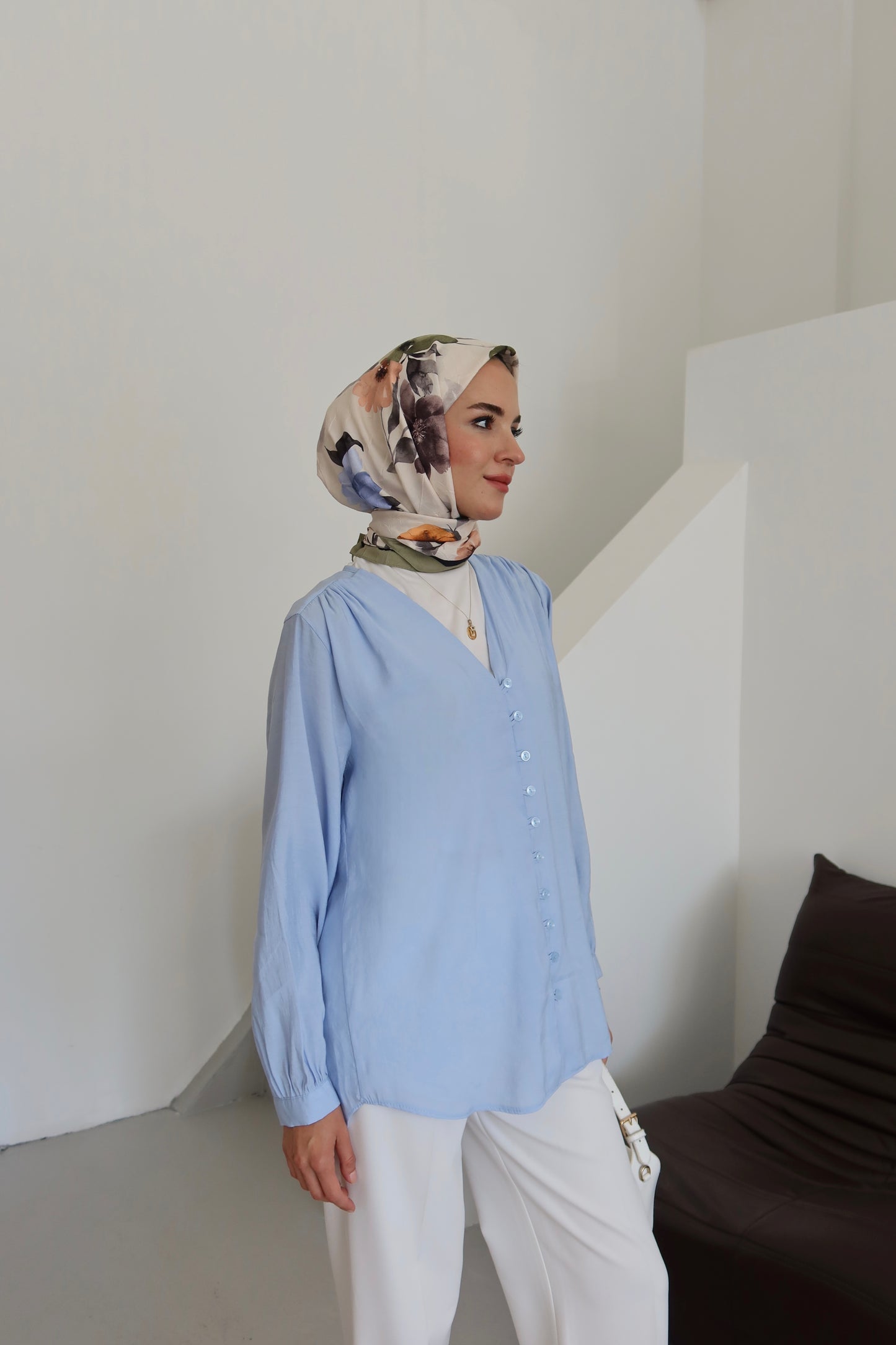 V Yaka Önü Düğme Detaylı Tesettür Gömlek - Mavi