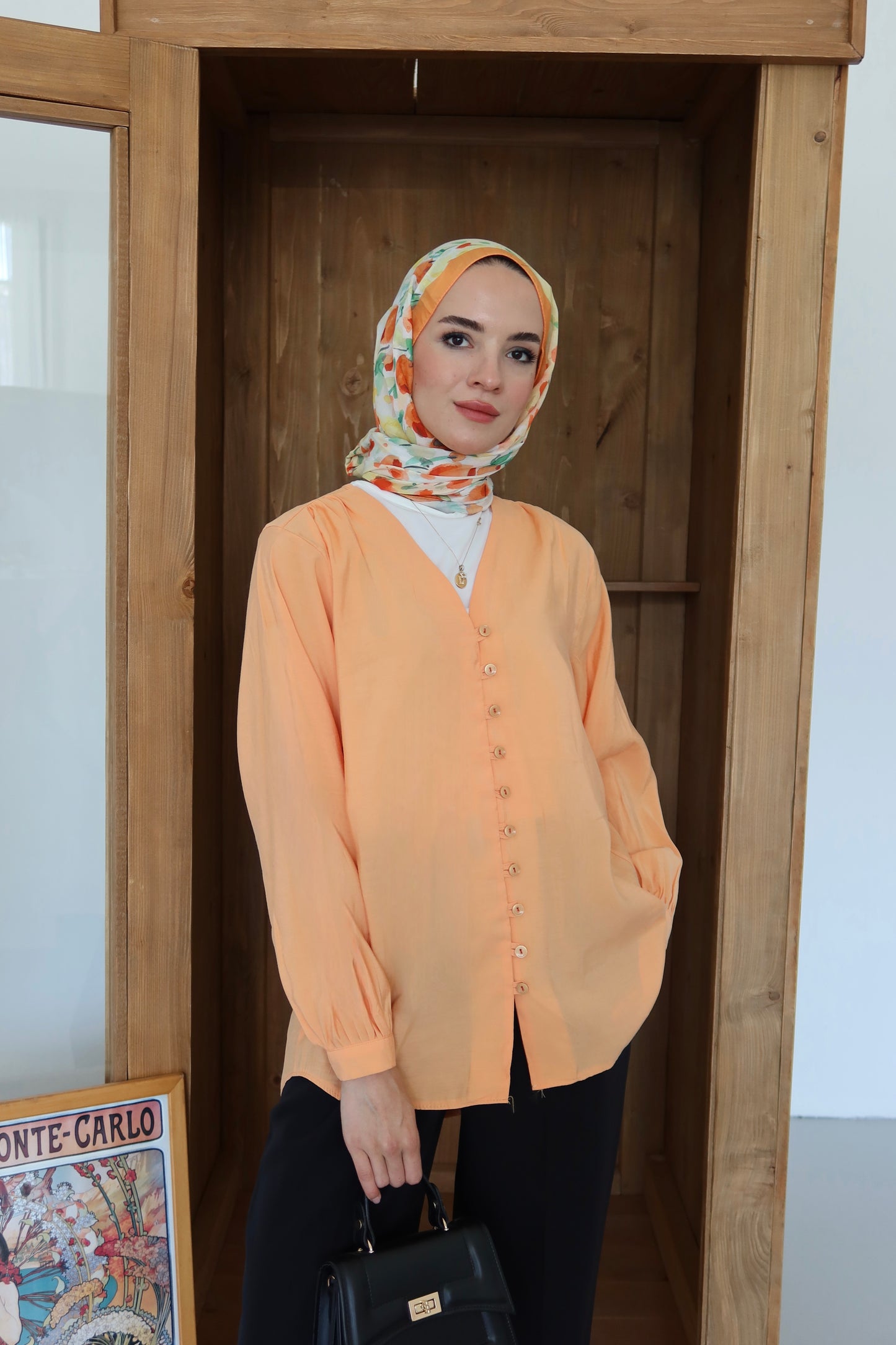 V Yaka Önü Düğme Detaylı Tesettür Gömlek - Turuncu