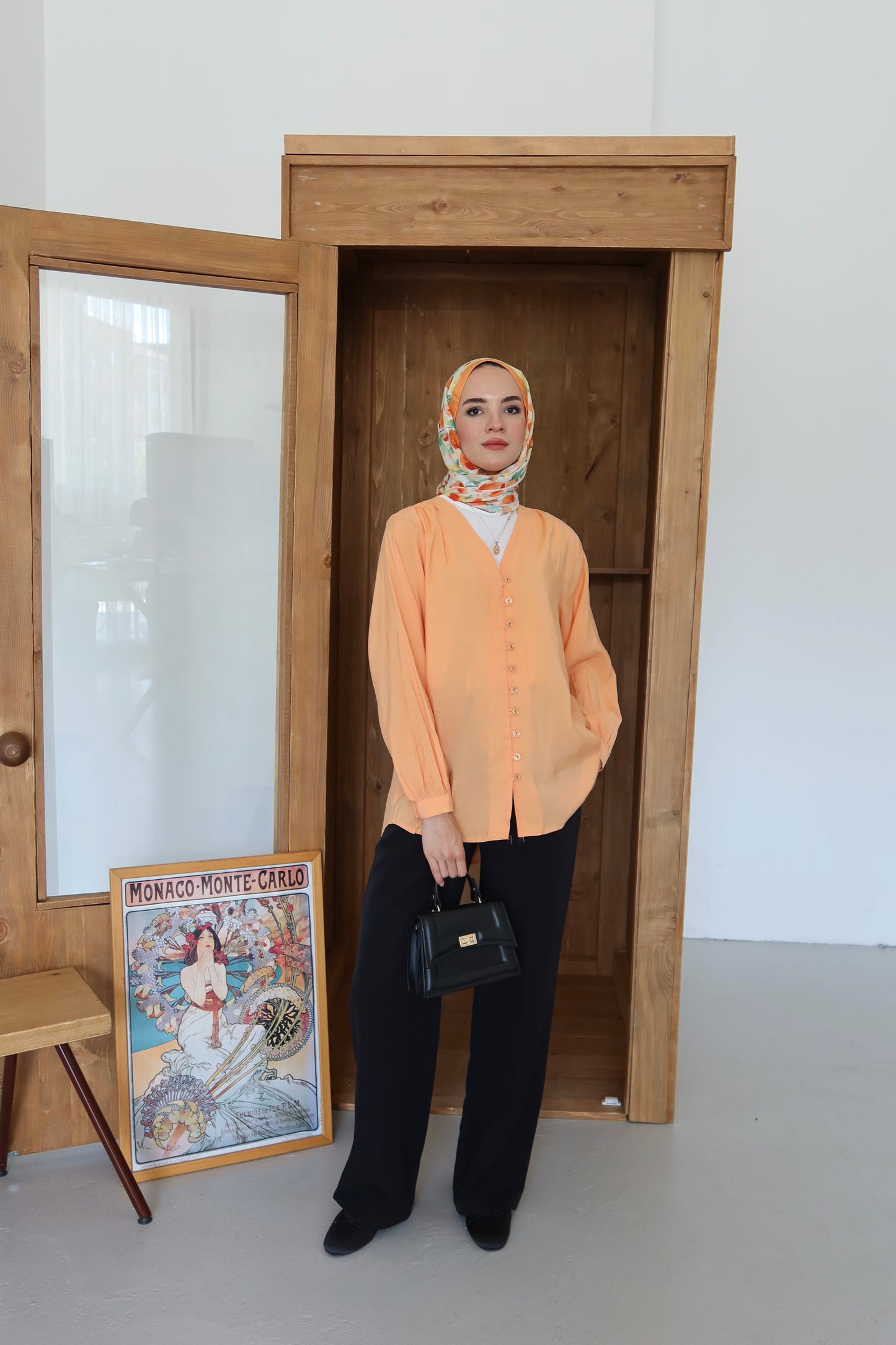 V Yaka Önü Düğme Detaylı Tesettür Gömlek - Turuncu