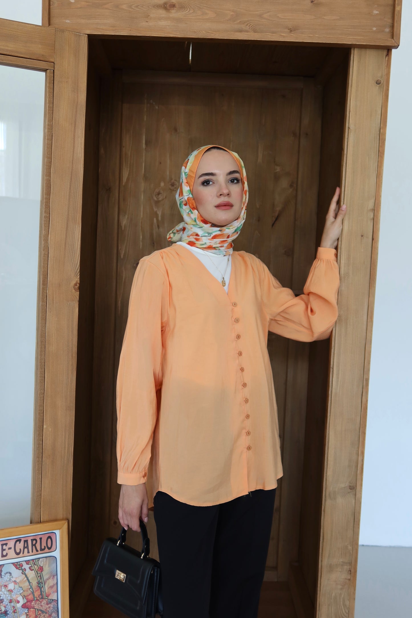 V Yaka Önü Düğme Detaylı Tesettür Gömlek - Turuncu