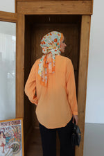 V Yaka Önü Düğme Detaylı Tesettür Gömlek - Turuncu