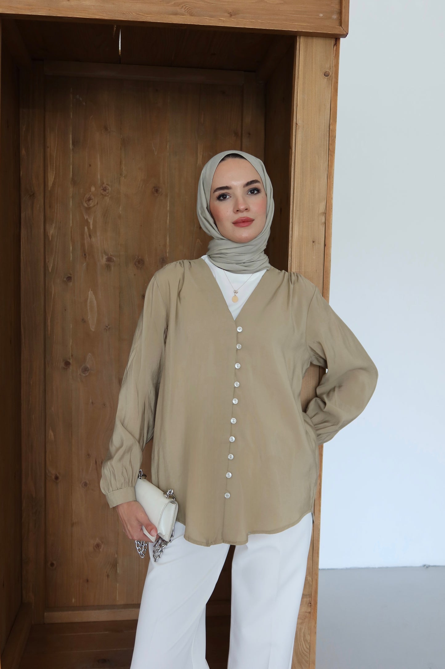 V Yaka Önü Düğme Detaylı Tesettür Gömlek - Yeşil