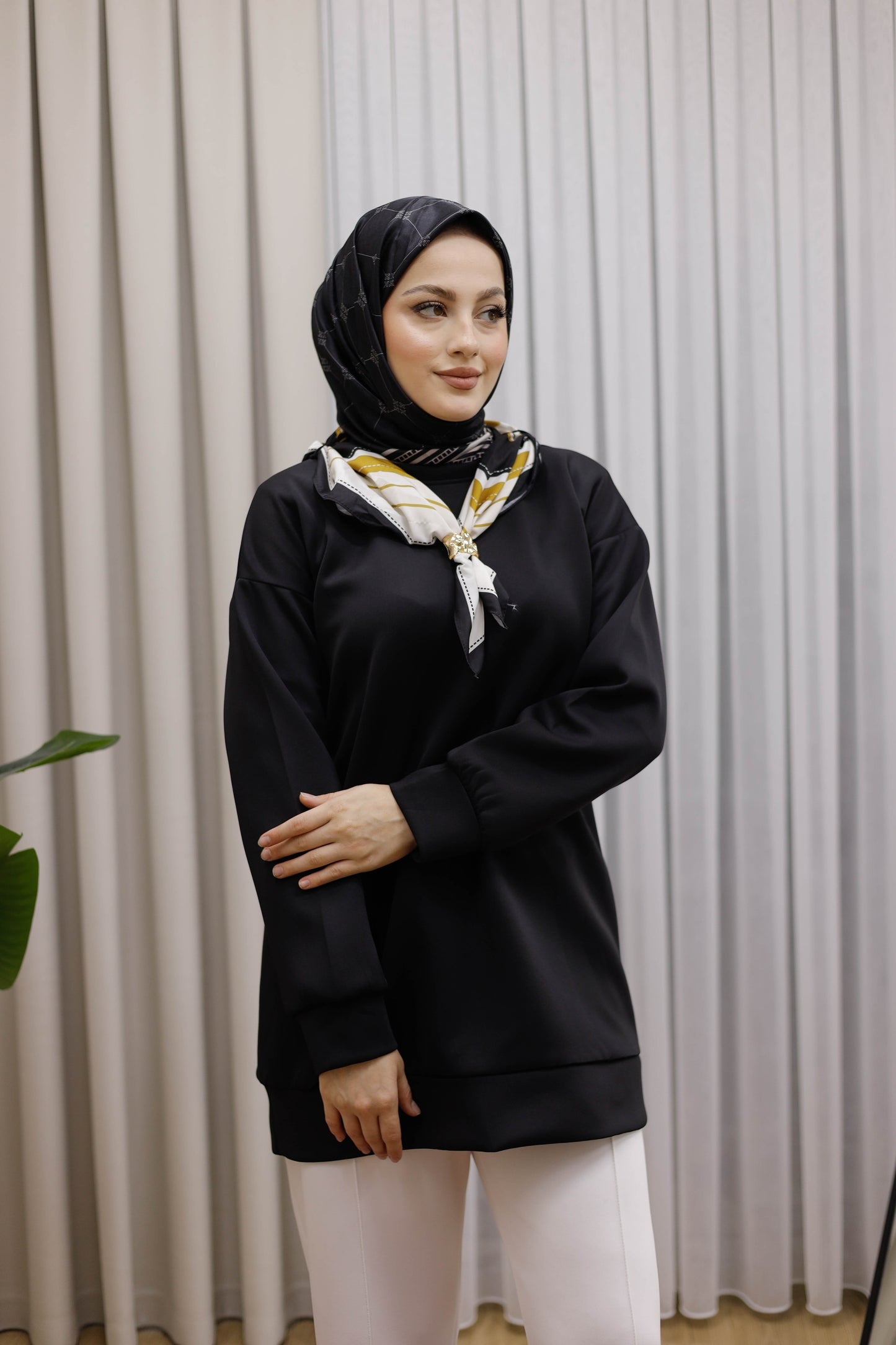 Yaka Fularlı Tunik - Siyah