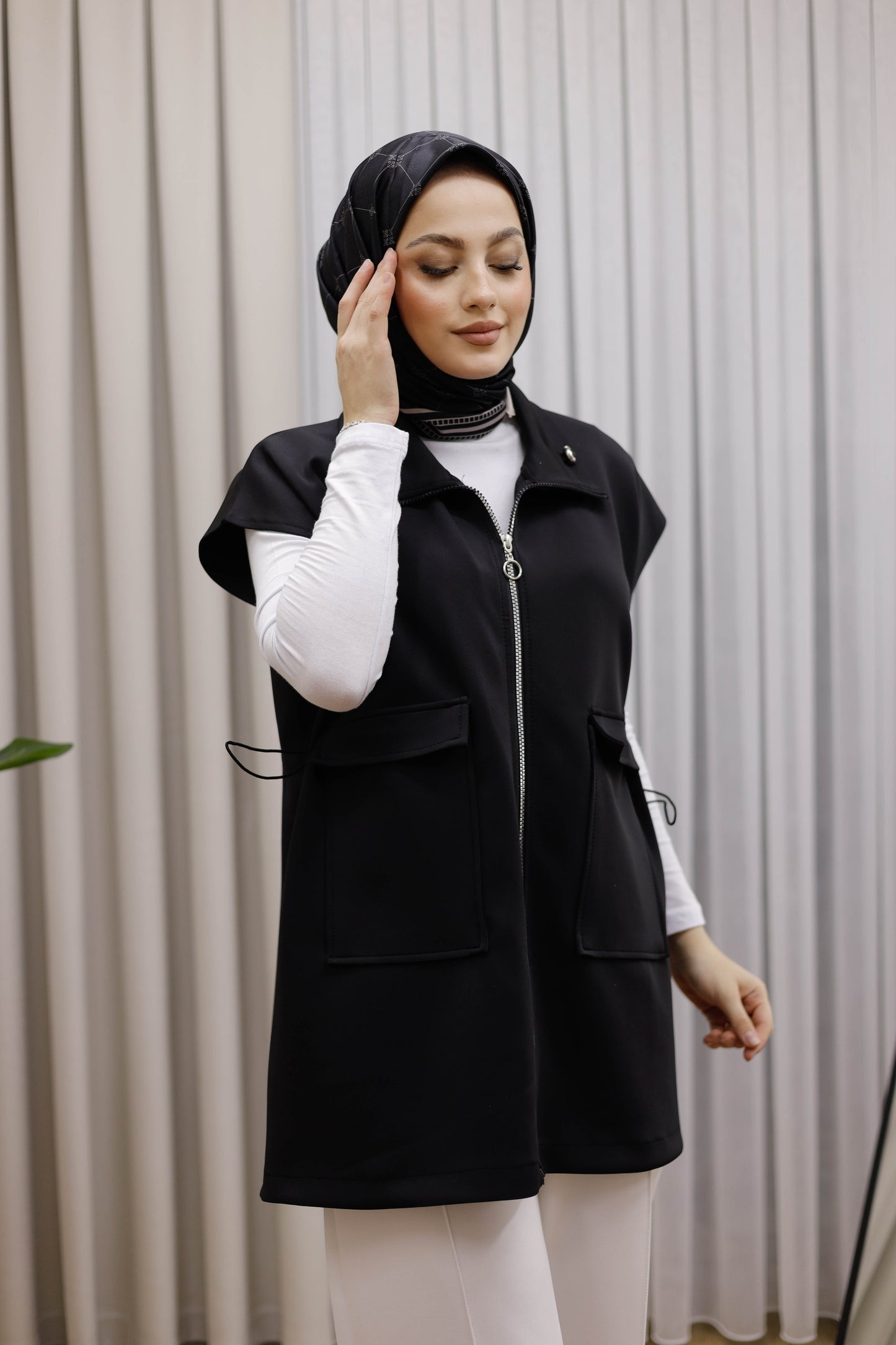 Fermuarlı Ve Çift Cepli Yelek - Siyah