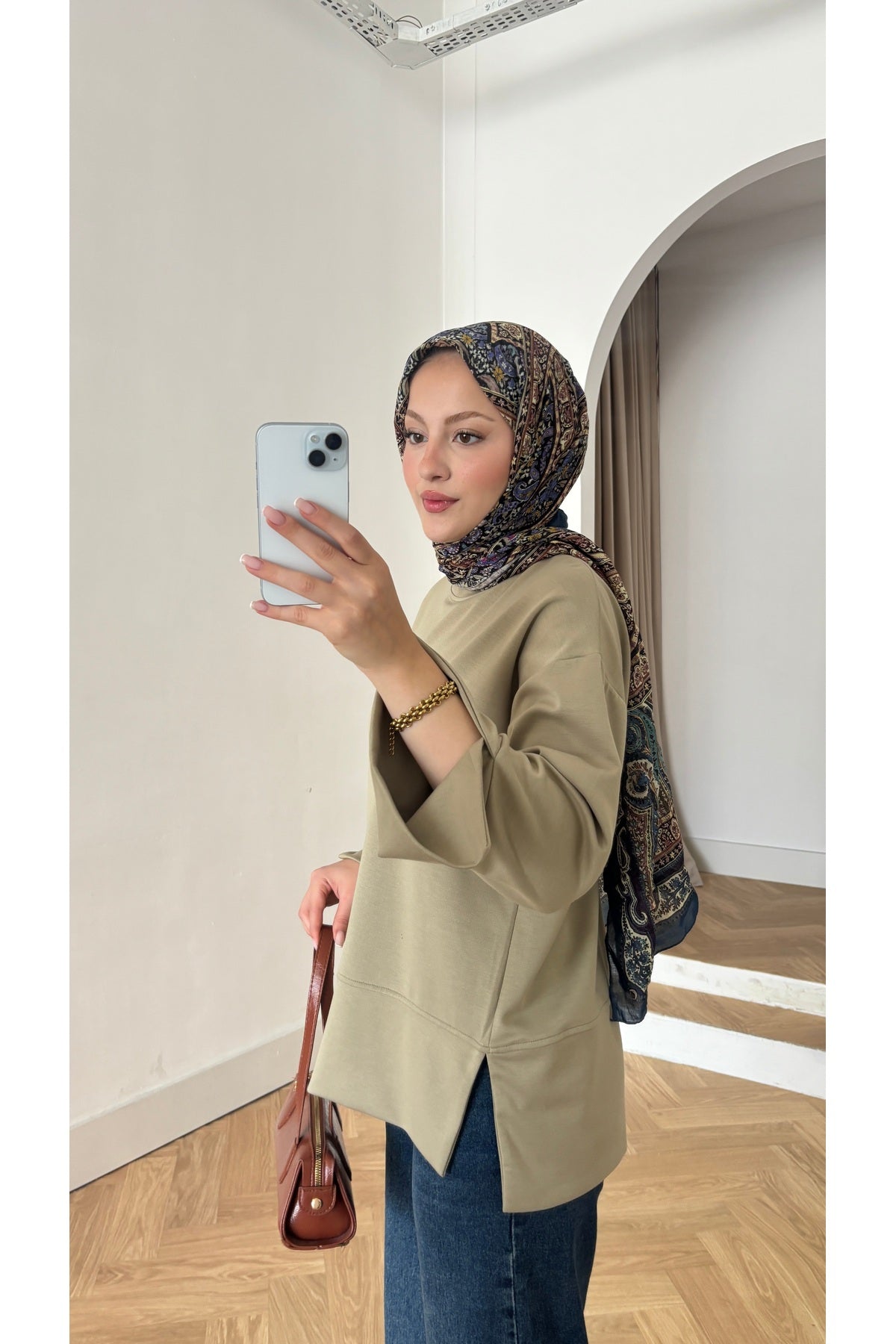 Kadın Kolları ve Eteği Yırtmaç Detaylı Tesettür Tunik - Haki - Görsel 3